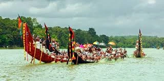 Traditional snake boat race in Kerala with decorated chundan vallams and synchronized rowers